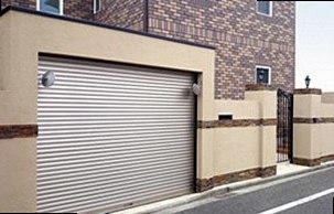 門柱から車庫にかけての重厚で流れるような一体感ある施工です。